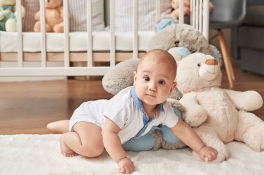 Çocukla çocuk odası, oyuncak