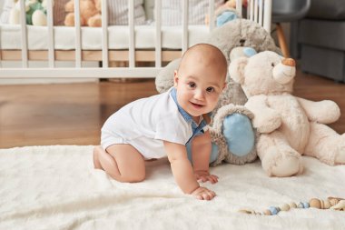 Çocukla çocuk odası, oyuncak