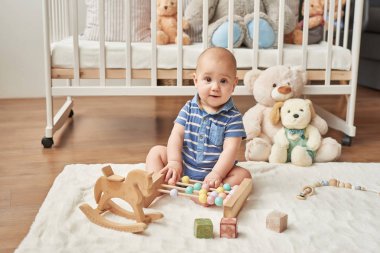 Çocukla çocuk odası, oyuncak