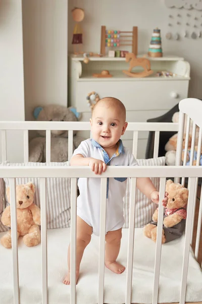 bir yatakta çocukla çocuk odası, oyuncak