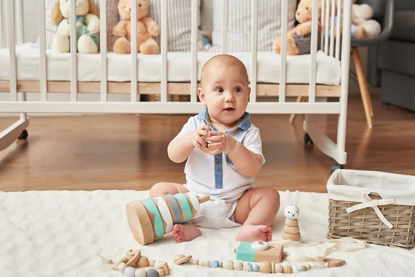 Çocukla çocuk odası, oyuncak