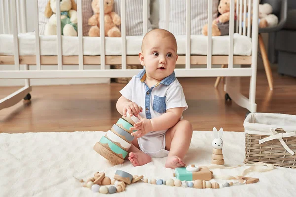 Çocukla çocuk odası, oyuncak