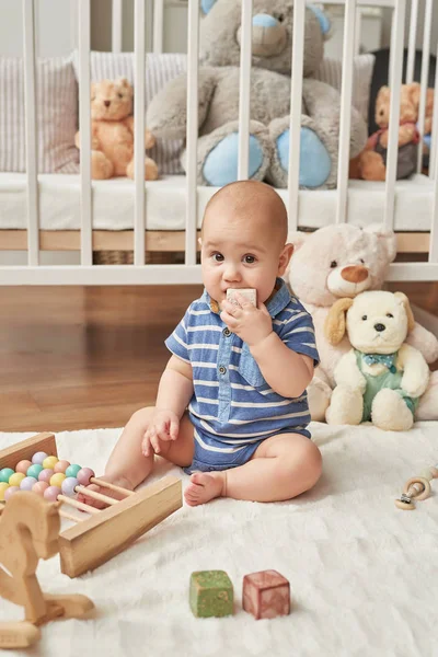 Çocukla çocuk odası, oyuncak