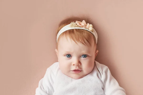 Uma Menina Quatro Meses Encontra Fundo Rosa Claro — Fotografia de Stock