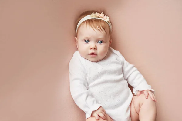 Uma Menina Quatro Meses Encontra Fundo Rosa Claro — Fotografia de Stock