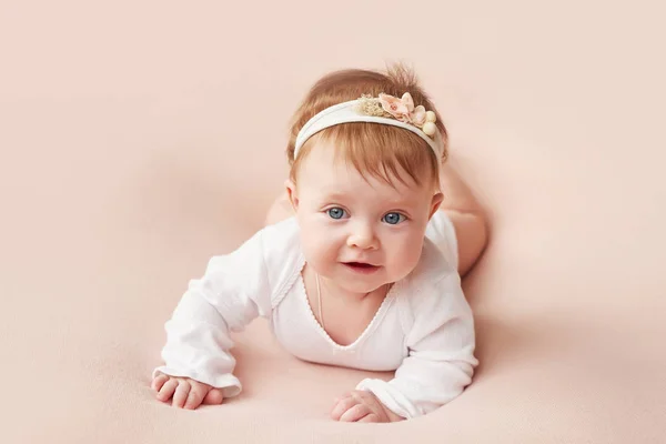 Uma Menina Quatro Meses Encontra Fundo Rosa Claro — Fotografia de Stock