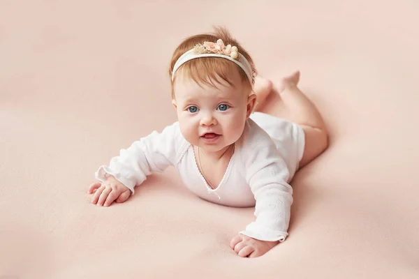 Uma Menina Quatro Meses Encontra Fundo Rosa Claro — Fotografia de Stock