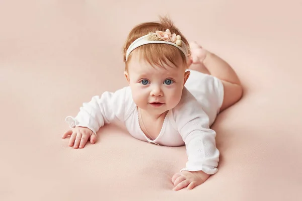 Uma Menina Quatro Meses Encontra Fundo Rosa Claro — Fotografia de Stock