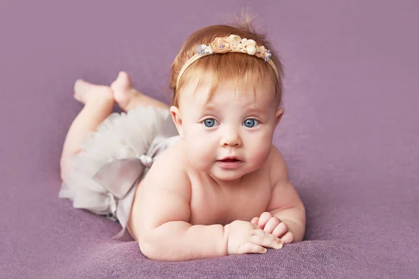 Uma Menina Quatro Meses Encontra Fundo Roxo — Fotografia de Stock