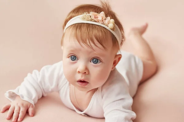 Uma Menina Quatro Meses Encontra Fundo Rosa Claro — Fotografia de Stock