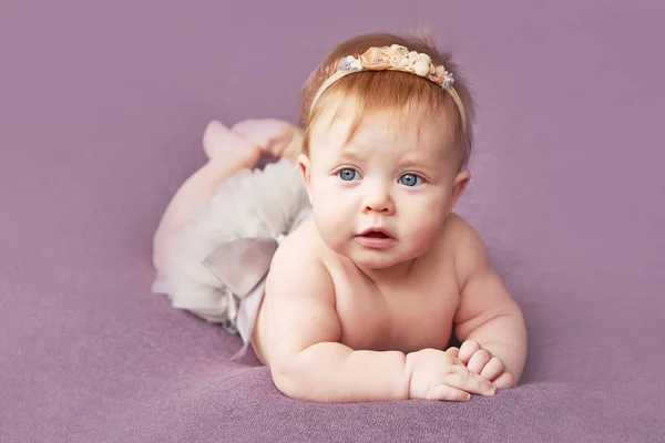 Uma Menina Quatro Meses Encontra Fundo Roxo — Fotografia de Stock