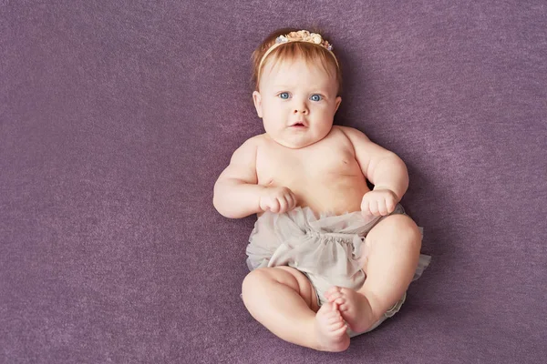 Uma Menina Quatro Meses Encontra Fundo Roxo — Fotografia de Stock