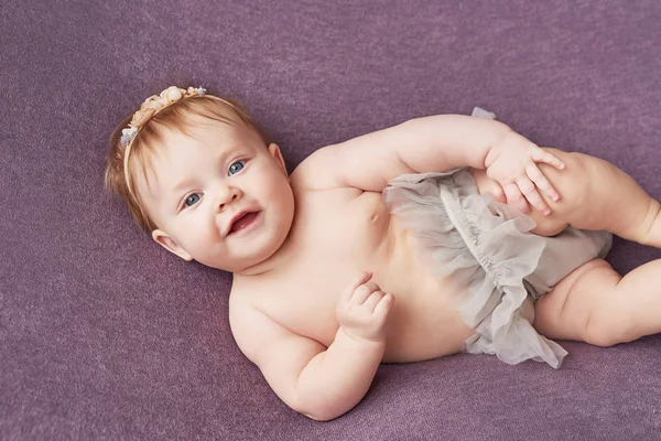 Uma Menina Quatro Meses Encontra Fundo Roxo — Fotografia de Stock