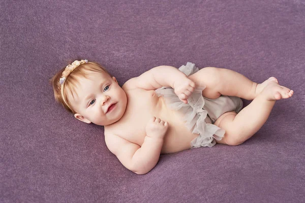 Uma Menina Quatro Meses Encontra Fundo Roxo — Fotografia de Stock