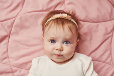 bir kız, dört aylık bir pembe yatıyor