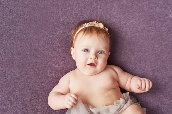 Uma Menina Quatro Meses Encontra Fundo Roxo — Fotografia de Stock