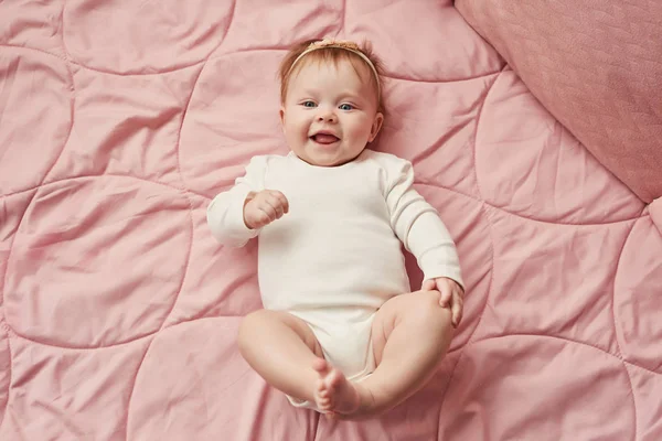 Una Chica Cuatro Meses Encuentra Sobre Fondo Rosa — Foto de Stock