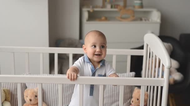 Garçon Avec Des Jouets Dans Chambre Des Enfants — Video