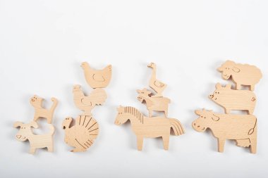 Beyaz arka plan üzerinde izole Ahşap oyuncaklar