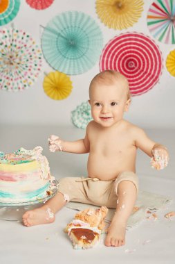 çocuğun doğum günü 1 yaşındaki çocuğu ile bir pasta