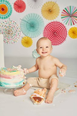 çocuğun doğum günü 1 yaşındaki çocuğu ile bir pasta