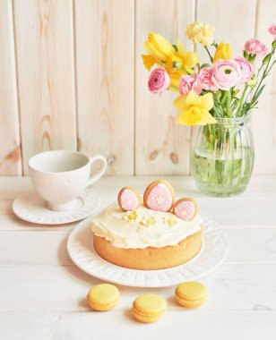 Masada Gingerbread ile Paskalya pastası, tablo çiçekler, macaroons ve yumurta ile dekore edilmiştir