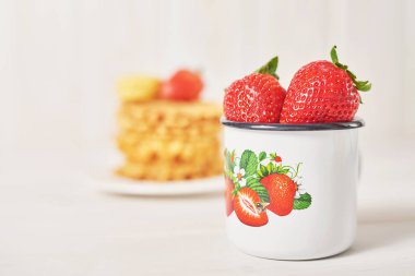 beyaz bir arka planda bir fincan çilek