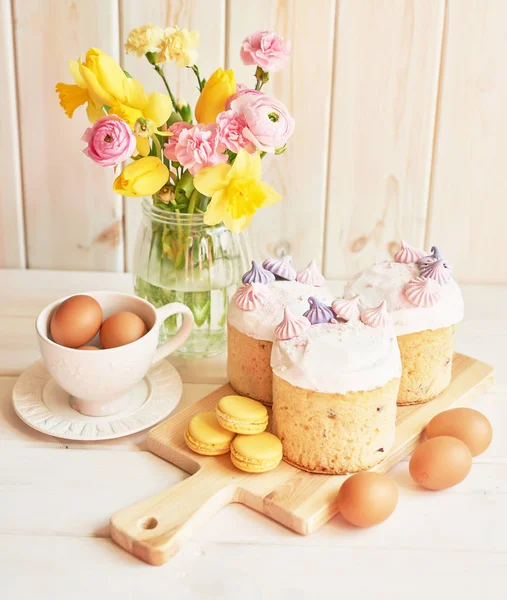 Gâteaux Pâques Sur Table Macarons Œufs Bouquet Fleurs Dans Vase — Photo