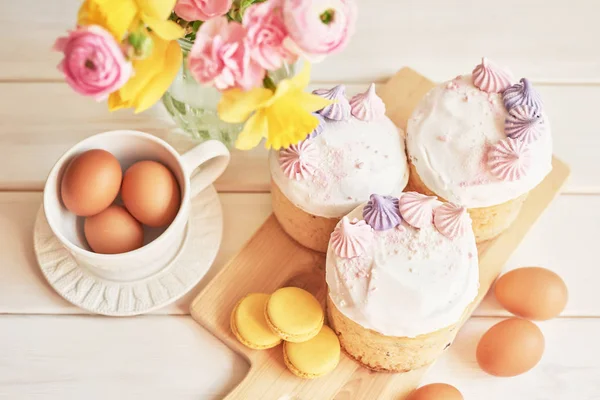 Gâteaux Pâques Sur Table Macarons Œufs Bouquet Fleurs Dans Vase — Photo