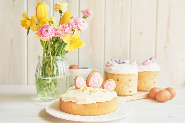 Torte Pasquali Sul Tavolo Amaretti Uova Mazzo Fiori Vaso Vicino — Foto Stock