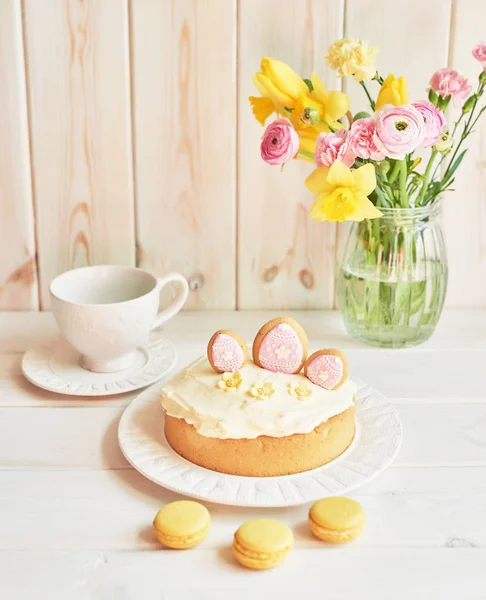 Masada Gingerbread ile Paskalya pastası, tablo çiçekler, macaroons ve yumurta ile dekore edilmiştir