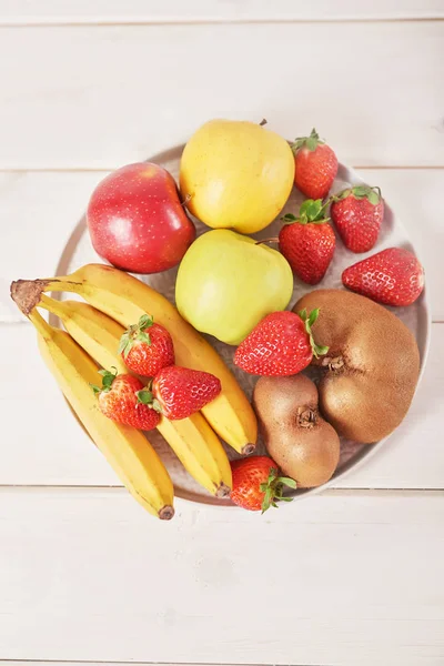 Prato Frutas Fundo Madeira Branco — Fotografia de Stock
