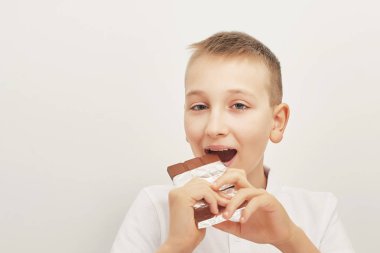 beyaz bir arka plan üzerinde Paskalya için çikolata bunnies ve yumurta ile çocuk