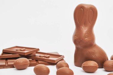 beyaz bir arka plan üzerinde paskalya tavşanı çikolata ve yumurta seti