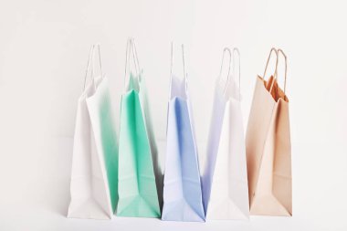 Beyaz arka plan üzerinde kağıt torba, izole