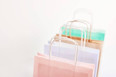 Beyaz arka plan üzerinde kağıt torba, izole