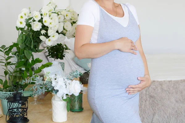 Schwangere Auf Hellem Hintergrund Foto Ohne Gesicht Rahmen — Stockfoto