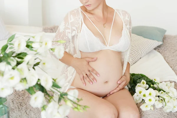 Dziewczyna Ciąży Jasnym Tle Zdjęcie Bez Twarzy Ramce — Zdjęcie stockowe
