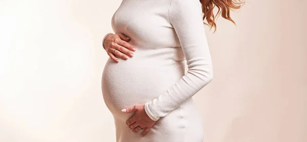 Ragazza Incinta Uno Sfondo Leggero Foto Senza Volto Nella Cornice — Foto Stock