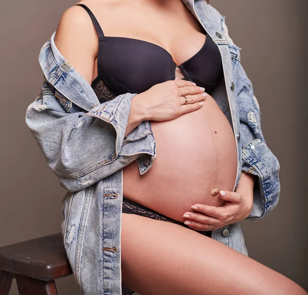 Dziewczyna Ciąży Jasnym Tle Zdjęcie Bez Twarzy Ramce — Zdjęcie stockowe