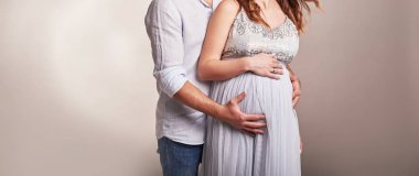 Yüzü olmayan hamile bir çift.