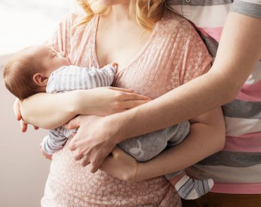 Çerçevede yüzü olmayan genç ebeveynler