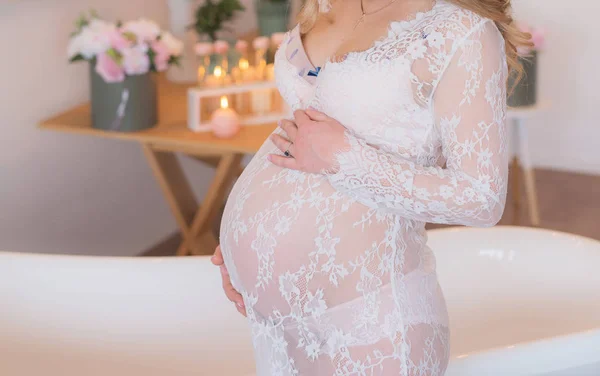 Έγκυος Κορίτσι Ελαφρύ Φόντο Φωτογραφία Χωρίς Πρόσωπο Στο Πλαίσιο — Φωτογραφία Αρχείου