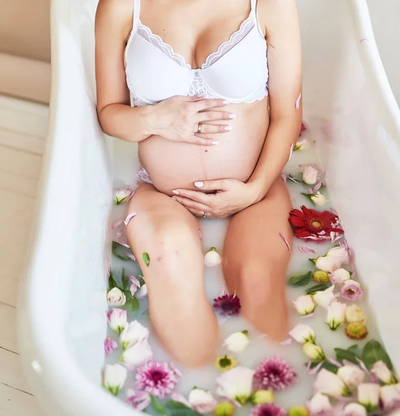 Ragazza Incinta Bagno Latte Con Fiori — Foto Stock