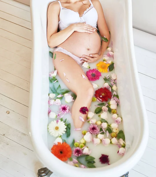 Hamil Gadis Dalam Mandi Susu Dengan Bunga — Stok Foto