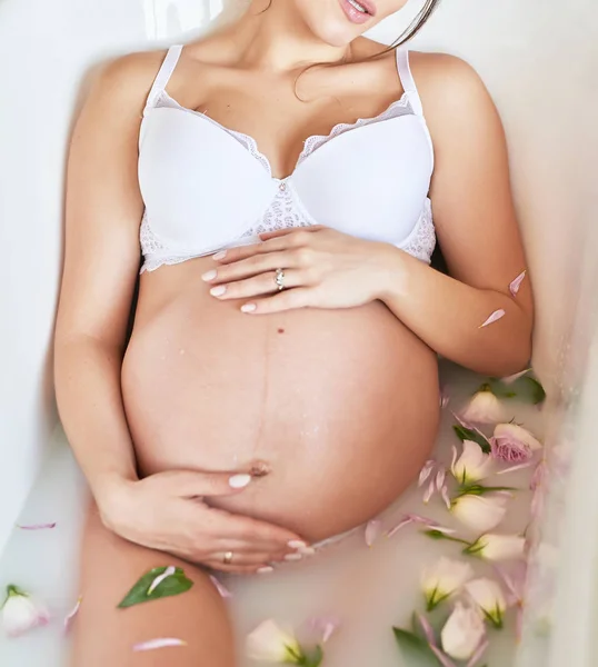 Schwangere Mädchen Einem Milchbad Mit Blumen — Stockfoto
