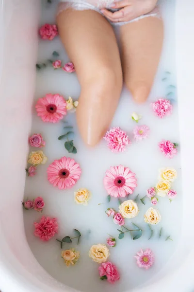 Pregnant Girl Milk Bath Flowers — Stock Photo, Image
