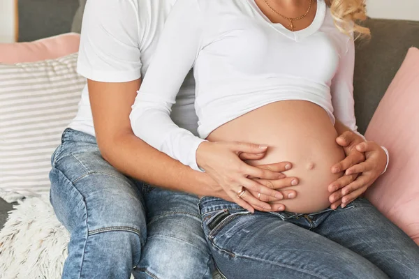 Pareja Embarazada Marco Sin Rostro —  Fotos de Stock
