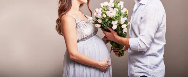 Pareja Embarazada Marco Sin Rostro —  Fotos de Stock