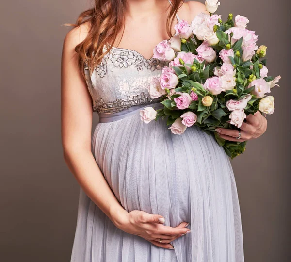 Ragazza Con Fiori Foto Senza Volto Nella Cornice — Foto Stock